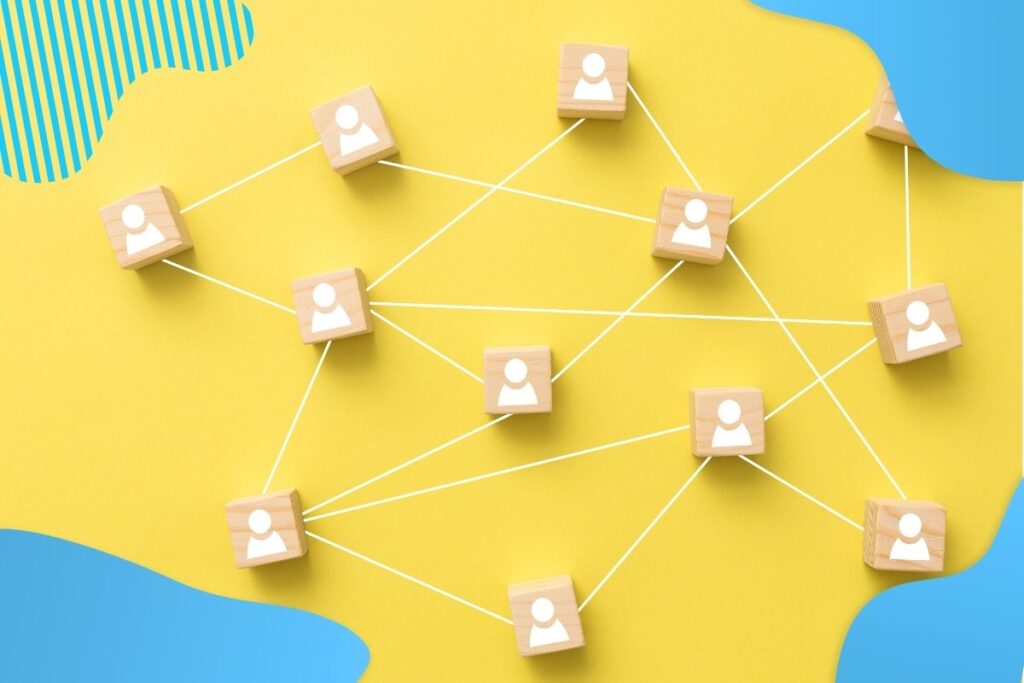 Kostki drewniane z ikonkami ludzi na zółtym tle - CZYM JEST KULTURA BEZPIECZEŃSTWA W ORGANIZACJI? Proresult