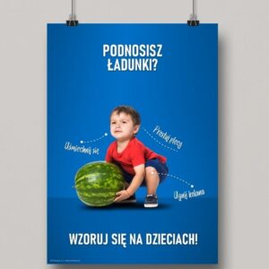 Na obrazku znajduje się niebieski plakat z małym dzieckiem podnoszącym arbuza, plakat związany z ergonomią - Plakat BHP Proresult