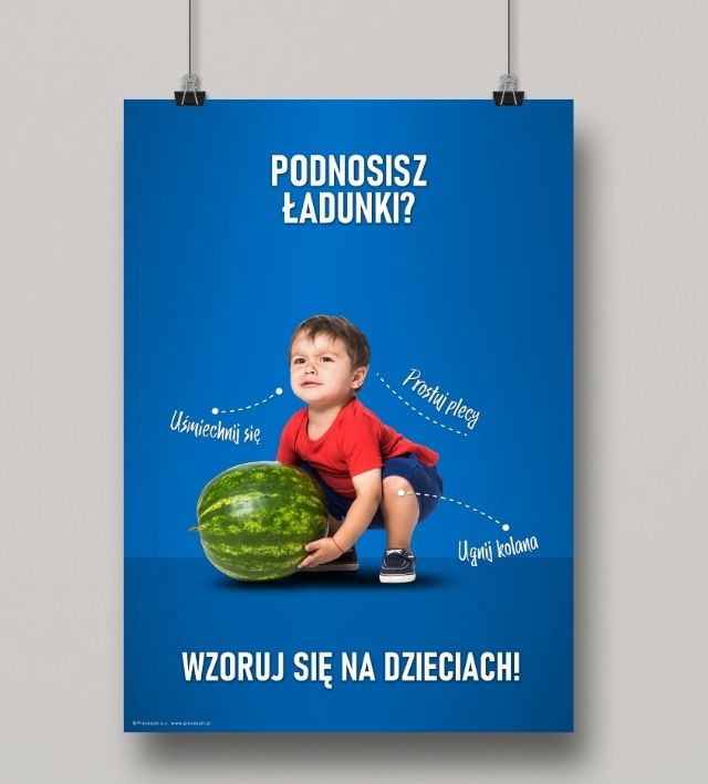 Na obrazku znajduje się niebieski plakat z małym dzieckiem podnoszącym arbuza, plakat związany z ergonomią - Plakat BHP Proresult