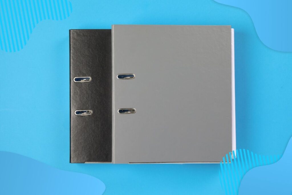 Dwa segregatory na niebieskim tle - GDZIE POWINNY ZNAJDOWAĆ SIĘ INSTRUKCJE BHP? Proresult