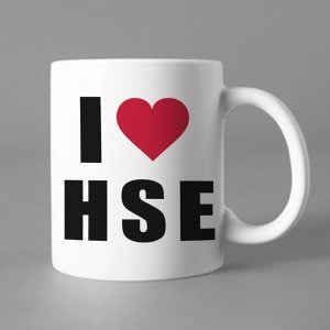 Na obrazku jest przedstawiony biały ceramiczny kubek z napisem "Kocham HSE" - Dni bezpieczeństwa BHP Proresult