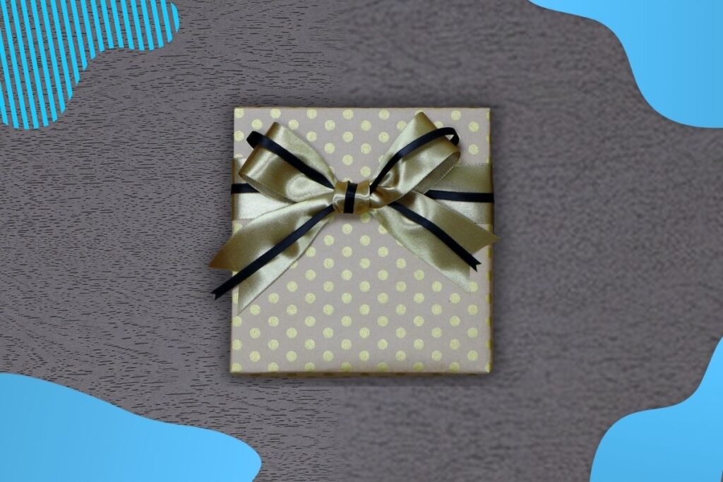 Na obrazku przedstawione jest pudełko prezentowe na szarym tle - PREZENTY W DUCHU BHP Proresult