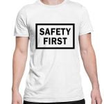 Na obrazku przedstawiona jest biała koszulka z czarnym napisem "safety first" - Prezent BHP Proresult