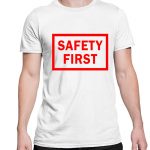 Na obrazku przedstawiona jest biała koszulka z czerwonym napisem "safety first" - Prezent BHP Proresult