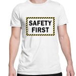 Na obrazku przedstawiona jest biała koszulka z czarnym napisem "safety first" - Prezent BHP Proresult