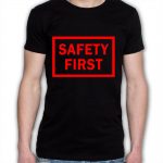 Na obrazku przedstawiona jest czarna koszulka z czerwonym napisem "safety first" - Prezent BHP Proresult