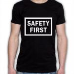 Na obrazku przedstawiona jest czarna koszulka z białym napisem "safety first" - Prezent BHP Proresult