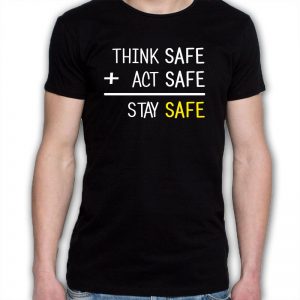Na obrazku przedstawiona jest czarna koszulka z napisami "think safe" - Prezenty BHP Proresult