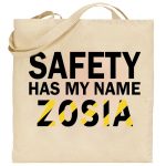 Na obrazku przedstawiona jest torba w kolorze ecru z napisem "safety it's my name" - Prezenty BHP Proresult