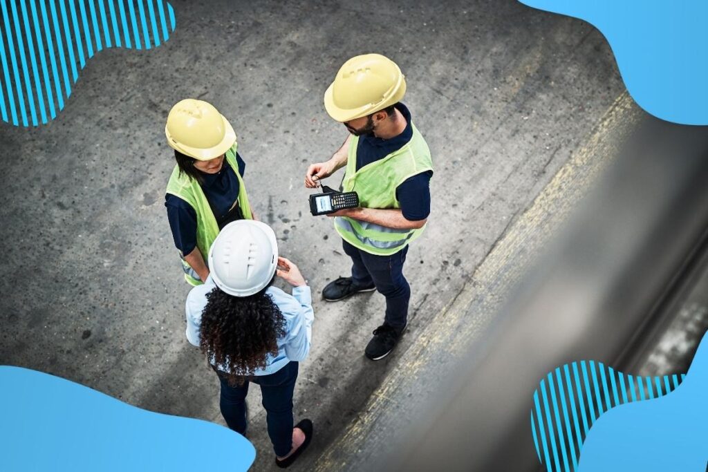 Na obrazku przedstawione są trzy osoby w kaskach - POMIAR POZIOMU KULTURY BEZPIECZEŃSTWA A PRACOWNICY Proresult