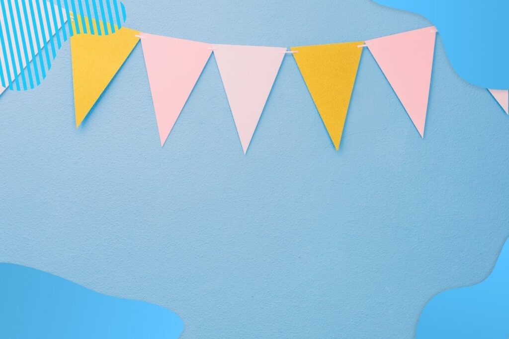 Na obrazku przedstawiona jest różowa girlanda w trójkątne chorągiewki na niebieskim tle - JAK UCZCIĆ 1000 DNI BEZ WYPADKU? Proresult