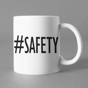 Na obrazku przedstawiono biały ceramiczny kubek z czarnym napisem "#SAFETY" - Kultura bezpieczeństwa BHP Proresult
