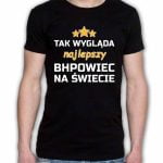 Na obrazku przedstawiona jest czarna koszulka z napisem " tak wygląda najlepszy behapowiec na świecie" - gadżety BHP Proresult