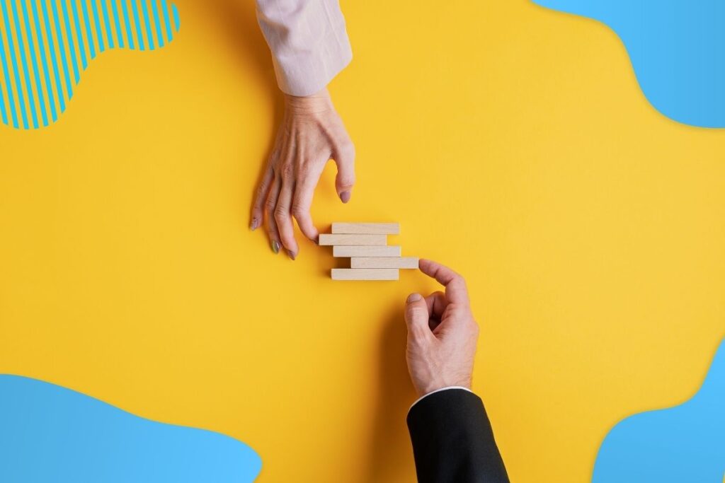 Dwie ręce wysuwające klocki - Proresult