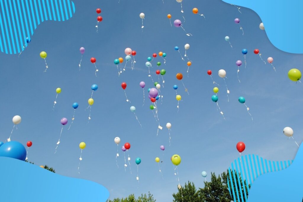 Kolorowe balony unoszące się w powietrzu jako symbol radości