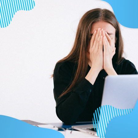 stres - Proresult - bhp Zestresowana kobieta na jasnym tle pokoju siedząca przy laptopie służbowym ze złożonymi jak do modlitwy rękami - Proresult