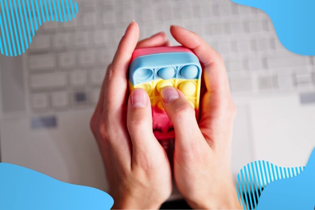 Dwie ręce ściskające jakiś przedmiot w celu uspokojenia na tle klawiatury - Proresult