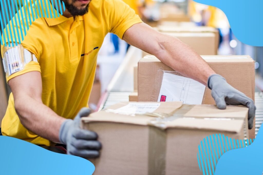 Mężczyzna ubrany w żółtą koszulkę próbujący podnieść paczkę na produkcji taśmowej - Proresult