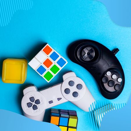 gry bhp (1) Widzimy 2 rozrzucone kostki rubika i 2 pady na niesbieskim tle.