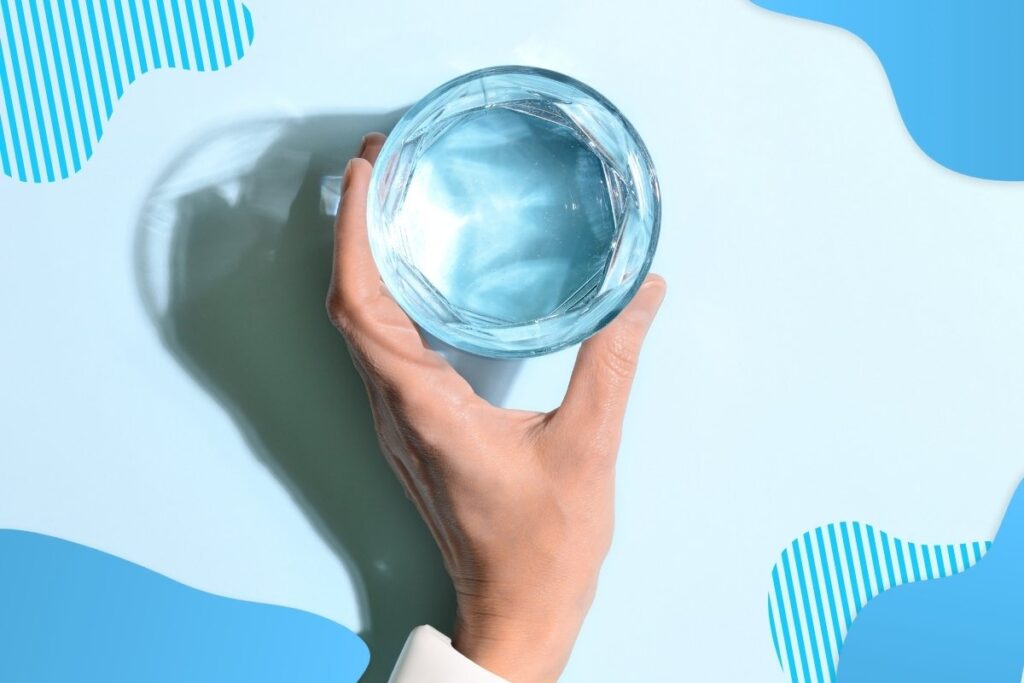 Ręka trzymająca szklankę z wodą - Proresult