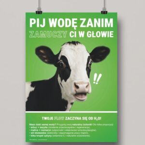 Grafika przedstawia zielony plakat z nadrukowaną krową. Plakat nawiązuje do nawodnienia - Plakat BHP Proresult