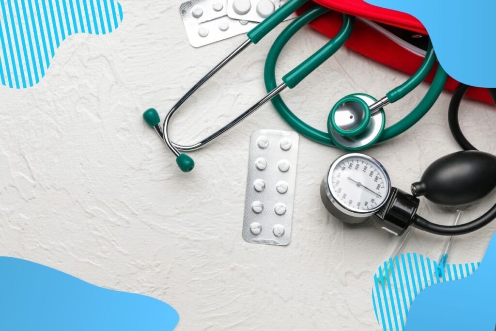 Rozsypane słuchawki medyczne, leki - Proresult