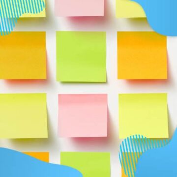 Karteczki post-it kolorowe wiszą na ścianie - Proresult, szkolenia bhp Białystok
